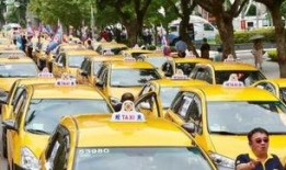 天津爆料出租车上街视频,天津出租车街头冲突视频引发热议